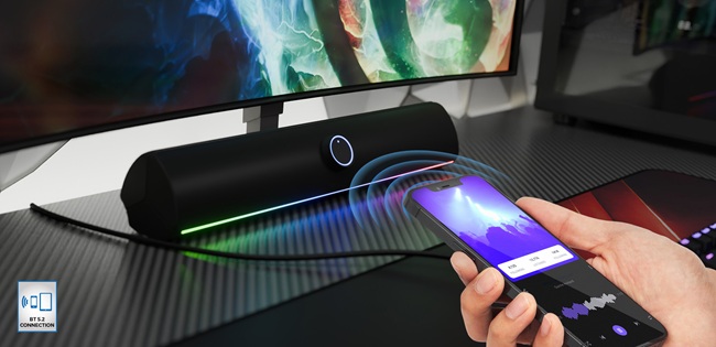 Bluetooth саундбар в черен цвят с LED осветление, управляван безжично от смартфон на бюрото